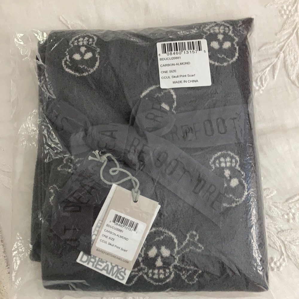Barefoot dreams one size skull print scarf !!